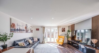 Dartford 3-bed House, Sleeps 7, 10 Mins to Station