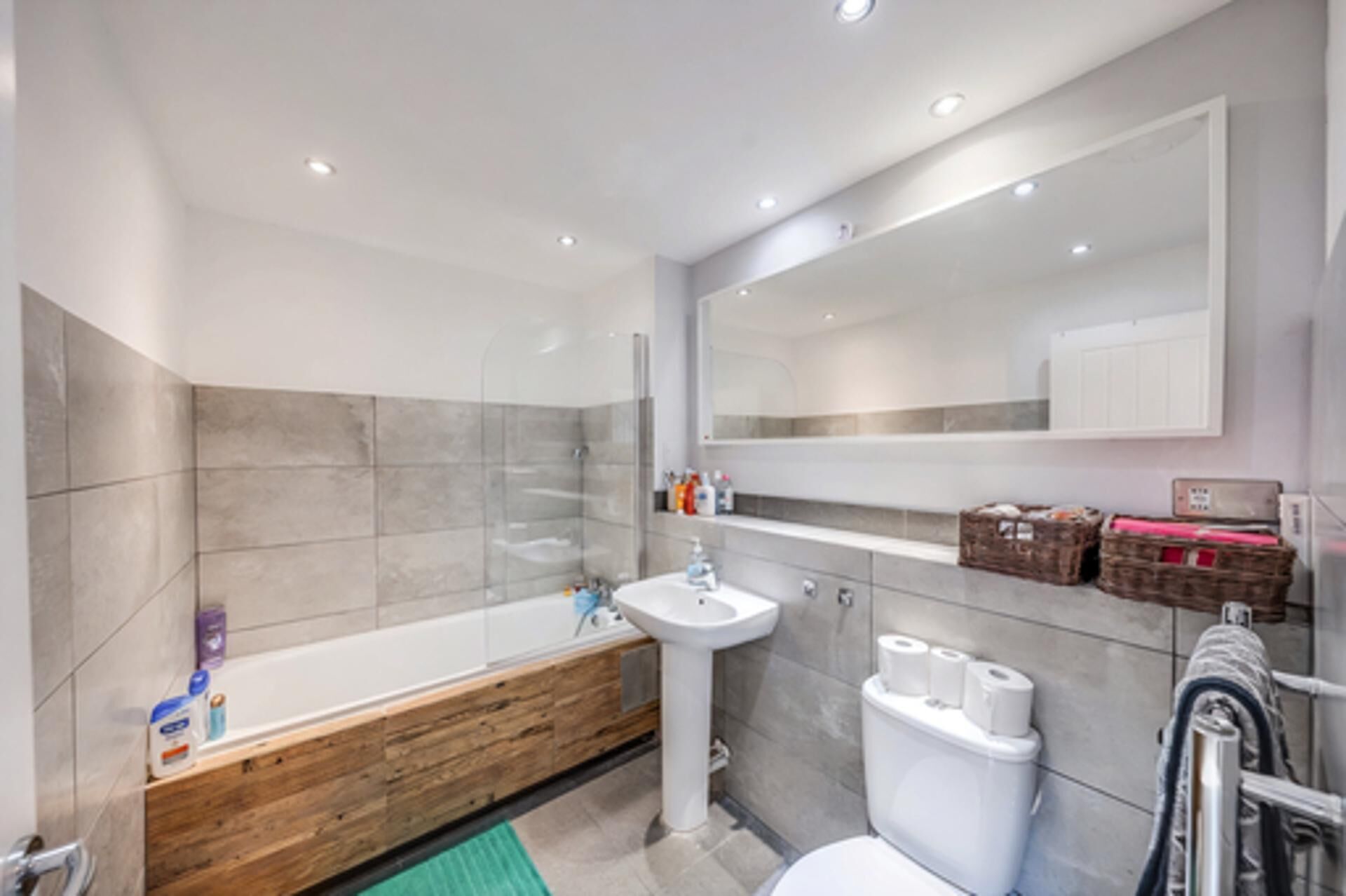 Combined shower/bathtub, deep-soaking bathtub