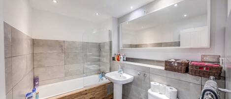 Ensemble baignoire-douche, baignoire profonde
