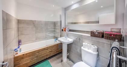 London Suburb Home, Sleeps 7 - Great Connections
