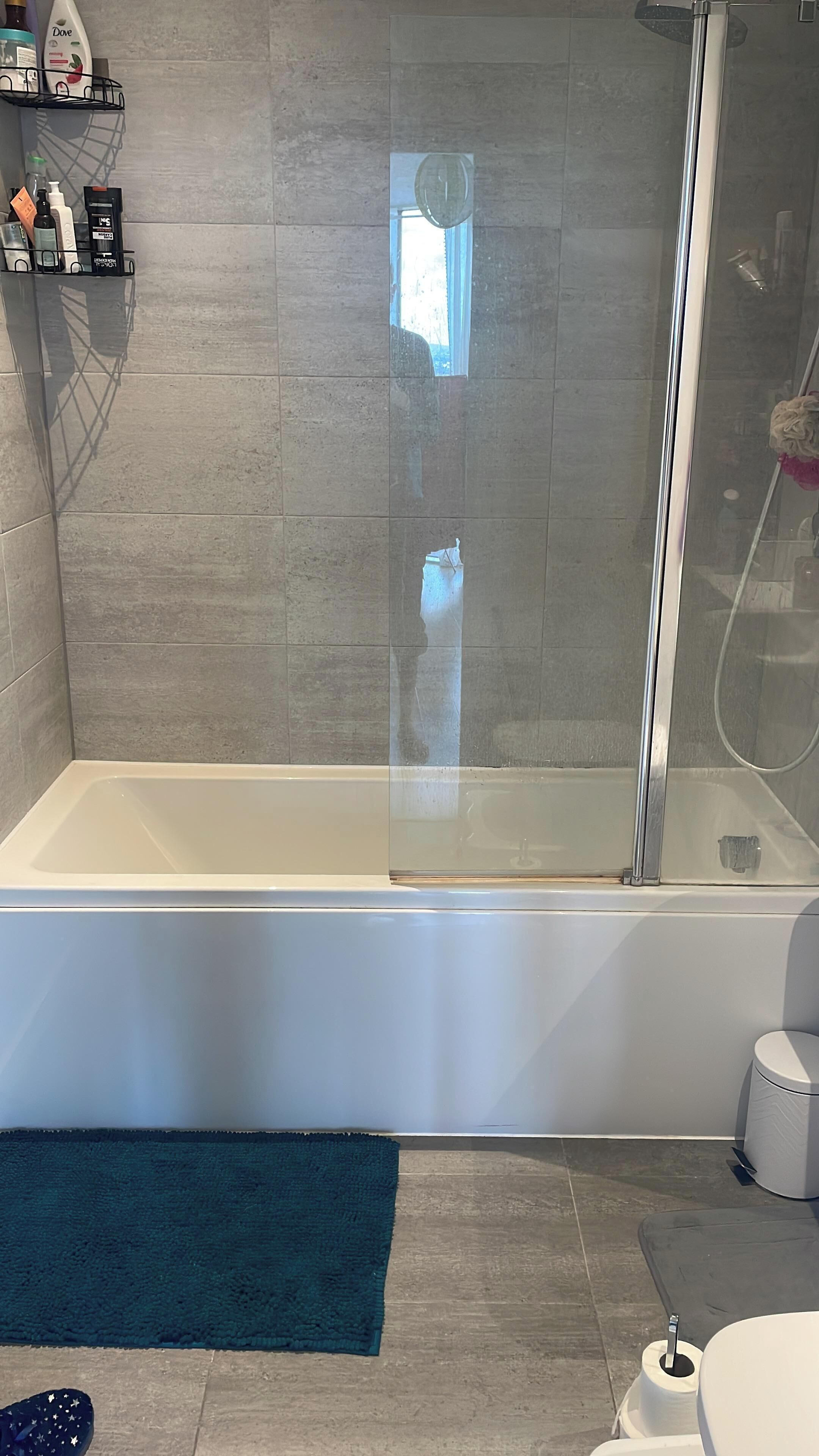 Combined shower/bathtub, deep-soaking bathtub
