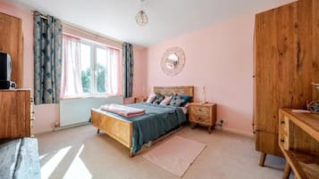 3 bedrooms, iron/ironing board, free WiFi, bed sheets