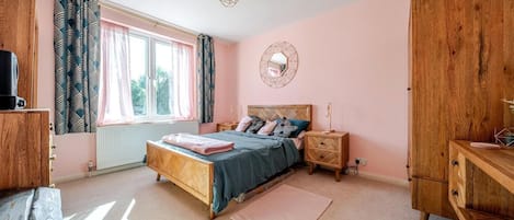 3 bedrooms, iron/ironing board, free WiFi, bed sheets
