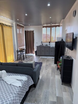 Iron/ironing board, WiFi, bed sheets