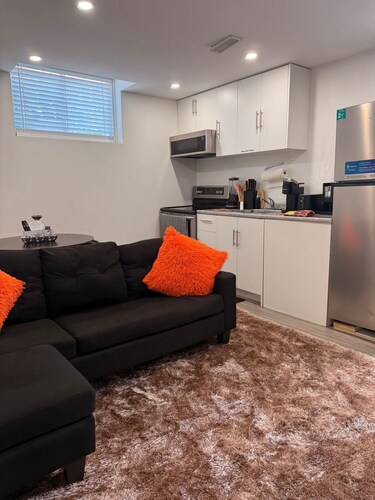 Dream Home, Cosy, nice, quiet environment, best getaway location for your trip.