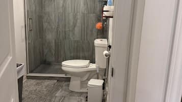 Een haardroger, handdoeken, zeep, toiletpapier