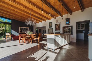 Casa familiar | Zona de estar | Una televisión