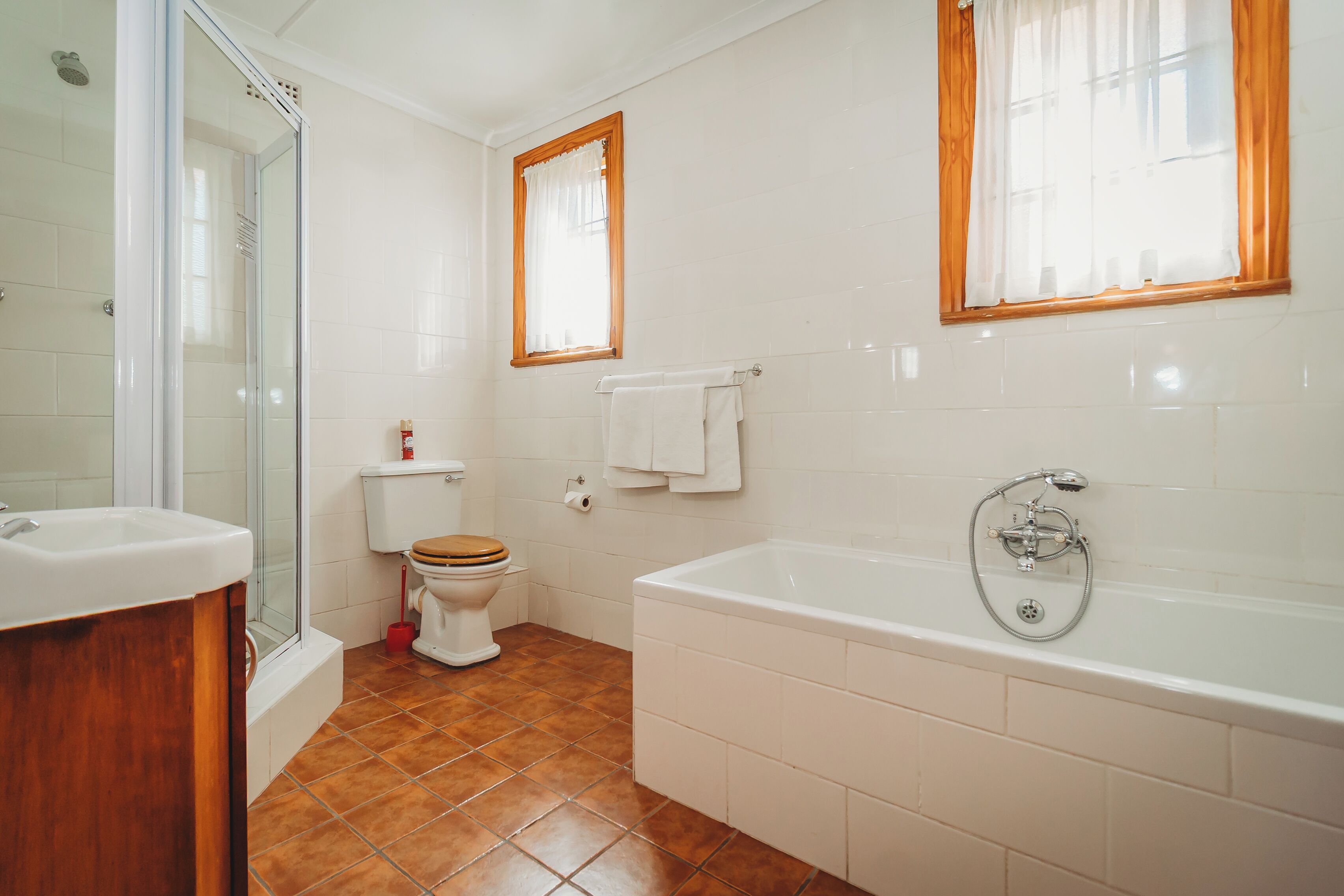 Un baño con ducha, inodoro y bañera.