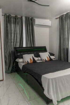 3 bedrooms, iron/ironing board, WiFi, bed sheets