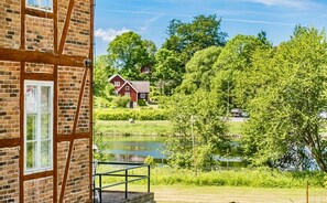 Enkeltrom, kanalutsikt | Sengetøy av topp kvalitet, skrivebord for bærbar PC og sengetøy