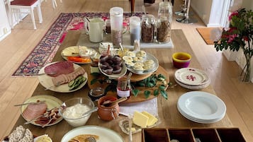 Free daily continental breakfast
