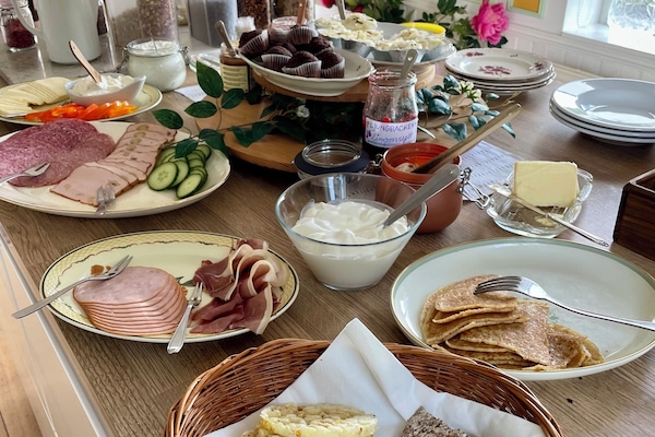 Free daily continental breakfast