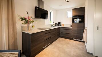 Kjøleskap, mikrobølgeovn, oppvaskmaskin og kaffetrakter/tekoker