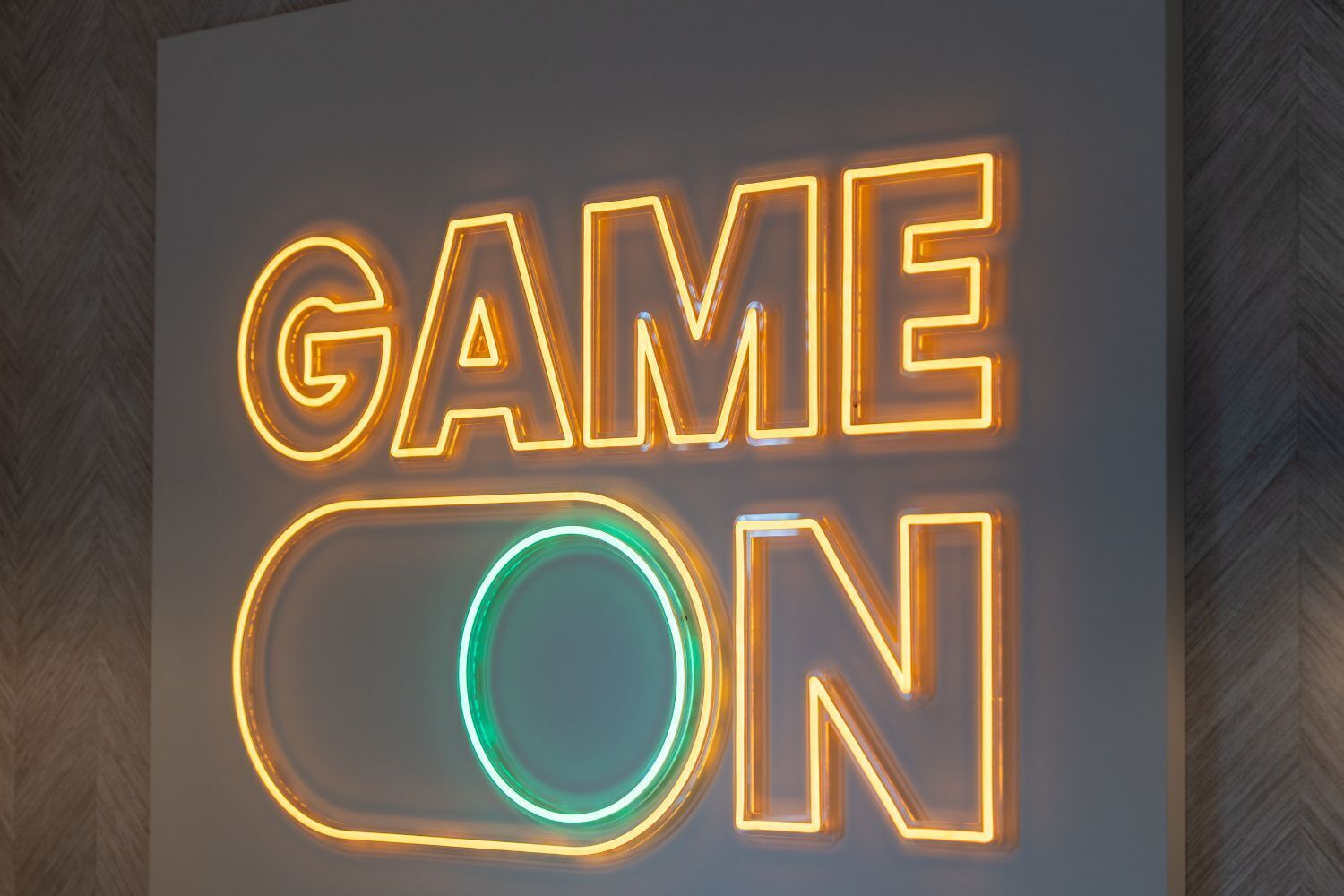 Un letrero de neón con las palabras 'GAME ON' en un estilo moderno e iluminado.