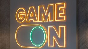 Un letrero de neón con las palabras 'GAME ON' en un estilo moderno e iluminado.