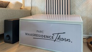 Una caja de almacenamiento blanca con la etiqueta 'PARC MAASRESIDENCE Thorn'.