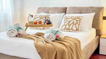 Iron/ironing board, bed sheets