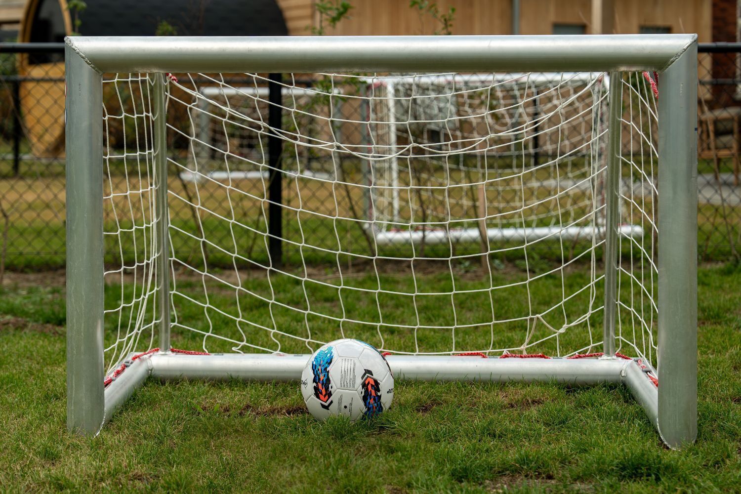 Un but de football avec un ballon devant.