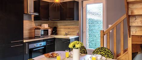 Jääkaappi, mikroaaltouuni, uuni, liesi