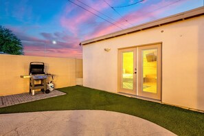 Terrace/patio - Scottsdale Arizona - Pool, Hot Tub, & Mini Golf! Perfect for family and groups! (Scottsdale)