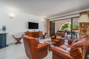 TV - Country House 'Ivone' with Sea View, Private Pool and Wi-Fi (Portimão)