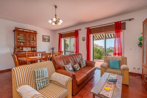 TV - Country House 'Ivone' with Sea View, Private Pool and Wi-Fi (Portimão)