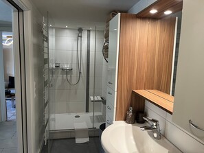 Dusche, Haartrockner, Handtücher