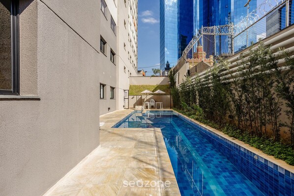Una piscina al aire libre