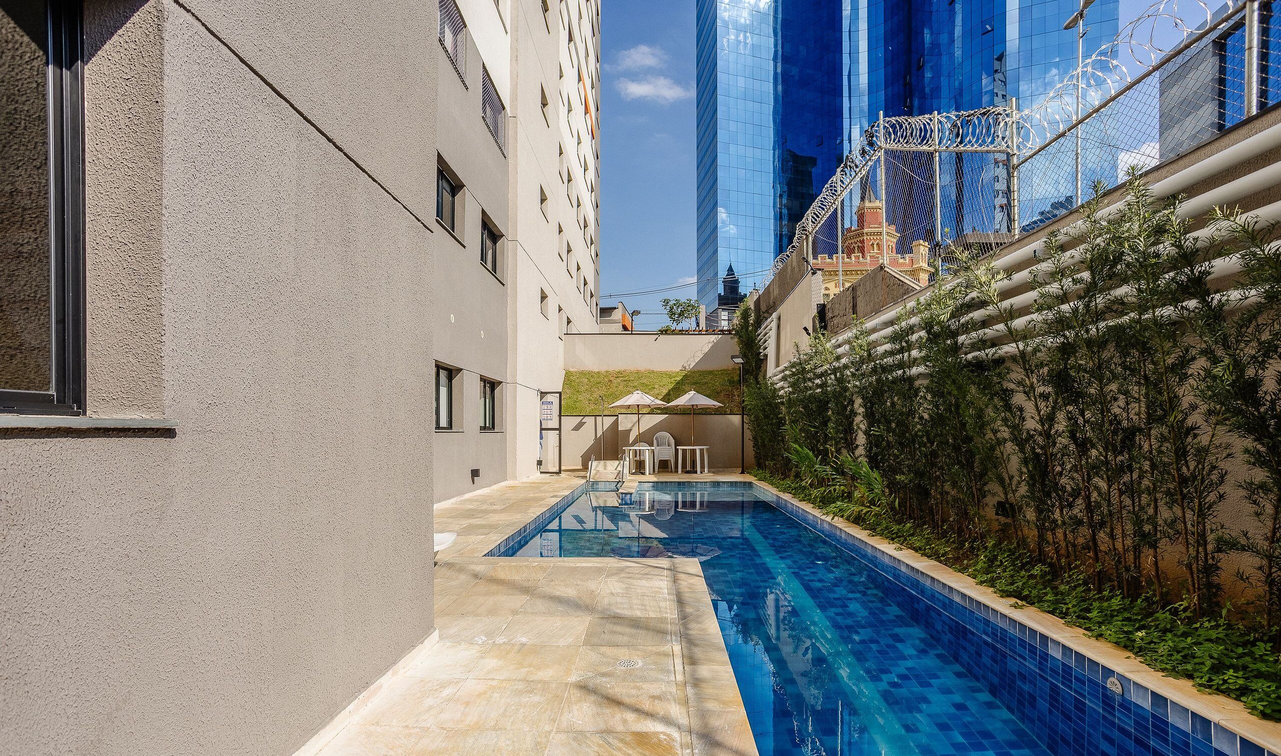 Una piscina al aire libre