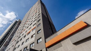 Un immeuble de grande hauteur, doté de nombreux étages et d’une architecture moderne.