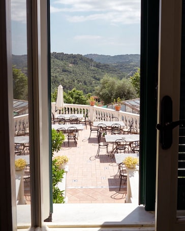 Dining. Apartment 'Calendula' with Mountain View, Shared Terrace and Wi-Fi