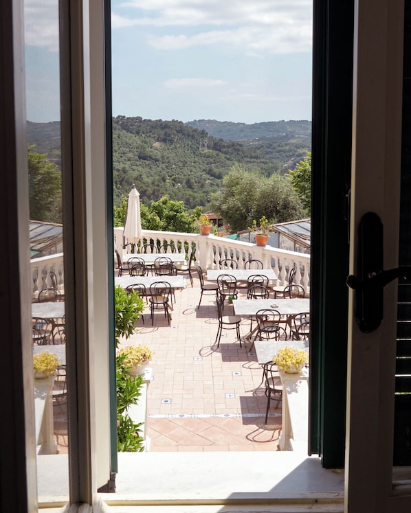 Dining - Apartment 'Calendula' with Mountain View, Shared Terrace and Wi-Fi (Imperia)