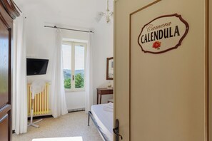 1 bedroom, WiFi, bed sheets - Apartment 'Calendula' with Mountain View, Shared Terrace and Wi-Fi (Imperia)