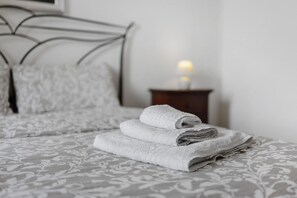 1 bedroom, WiFi, bed sheets - Room 'Fiordaliso' with Mountain View, Shared Terrace and Wi-Fi (Imperia)