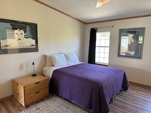 3 habitaciones, tabla de planchar con plancha, internet y ropa de cama 