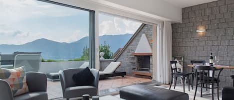 Una televisión, una chimenea