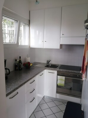 Frigorifero, microonde, forno, piano cottura