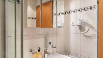 Dusch, hårtork och handdukar