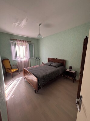 2 habitaciones, tabla de planchar con plancha, wifi y ropa de cama