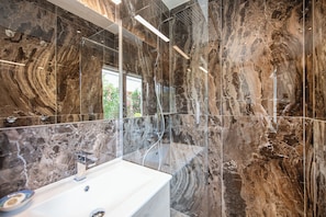 Dusche, Haartrockner, Handtücher, Seife
