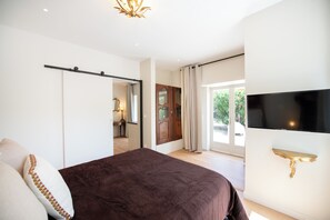 2 soverom, skrivebord, strykejern/-brett og reiseseng for barn