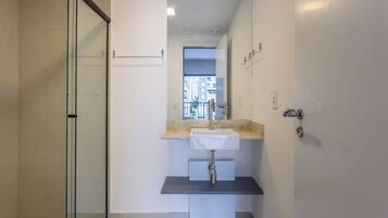 Basic Apartment | Bathroom