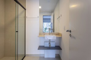 Basic Apartment | Bathroom