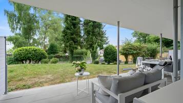 屋外ダイニングエリア