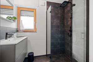 Shower, hair dryer, towels - Apartment 'Rosenquarz' with Shared Terrace and Wi-Fi (Überlingen)