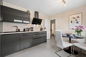 Fridge, microwave, oven, stovetop - Apartment 'Rosenquarz' with Shared Terrace and Wi-Fi (Überlingen)