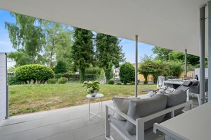 Outdoor dining - Apartment 'Rosenquarz' with Shared Terrace and Wi-Fi (Überlingen)