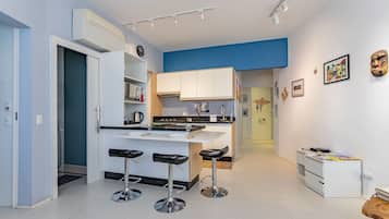 Eenvoudig appartement | Privékeuken | Kookgerei, borden en bestek