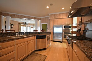 Kjøleskap, mikrobølgeovn, ovn og kjøkkenutstyr