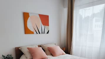 1 chambre, bureau, fer et planche à repasser, lit parapluie